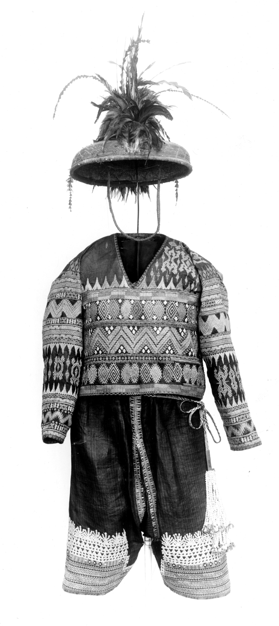 man's jacket [shirt] of abaca and decorated with embroidered hemp, shell discs. 
