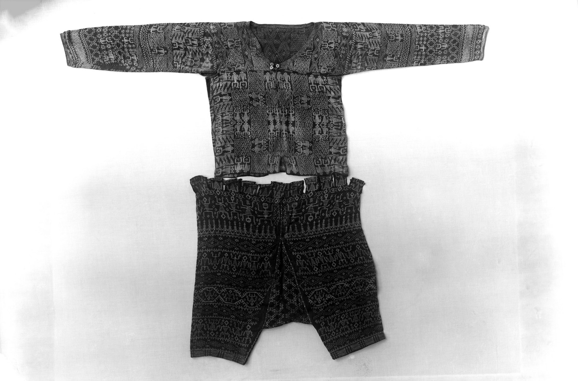 Top and trousers suit worn by a Mabalot (Kulaman). Specimens hemp, dye 
